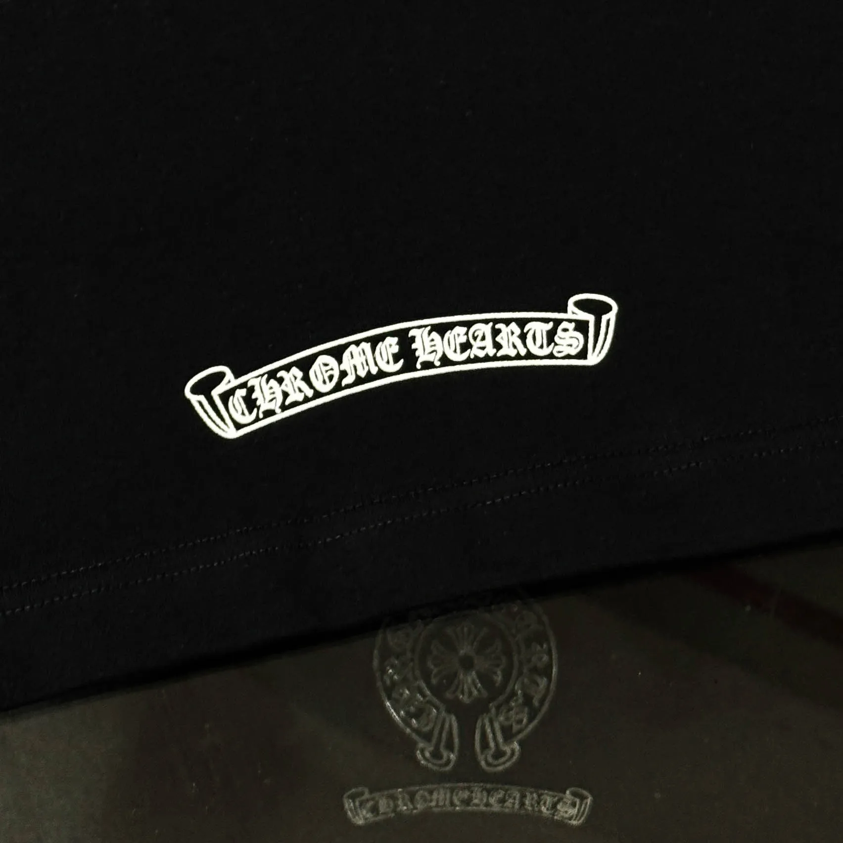P170 Chrome Hearts 25 high-end versions. The fabric is made of 300 grams of high-density pure cotton. It does not deform or shrink. It has three labels. It is the same style for men and women. Technology: suede foaming + digital printing. Color: white, black. SIZE: S-XL.